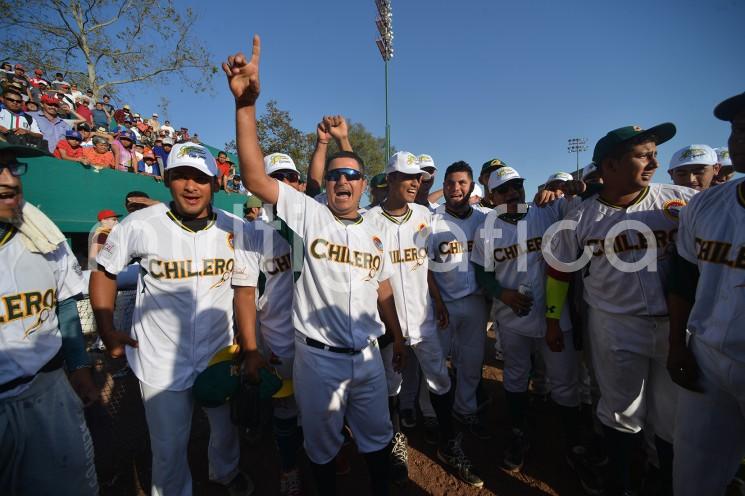 
Chileros de Xalapa se coronaron como campeones de la Liga de Béisbol Estatal de Veracruz (LBEV) 2016 - 2017, al derrotar a Petroleros de Minatitlán. 