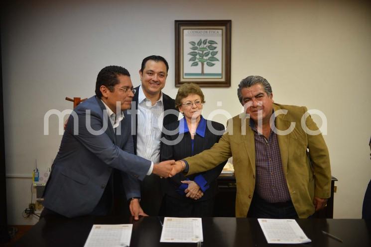 El alcalde Américo Zúñiga Martínez firmó con el secretario general del Sindicato de la Comisión Municipal de Agua Potable y Saneamiento de Xalapa, José Luis Hernández López, un convenio de emplazamiento a huelga, a través del cual se acordó un incremento salarial del 3 por ciento a los trabajadores.
