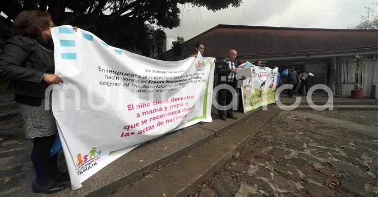 omo un rechazo total se pronuncia el Frente Nacional por la Familia ante la eliminación de la figura de padre y madre en el Registro Civil; se manifestaron en 15 ciudades, entre ellas Xalapa. 