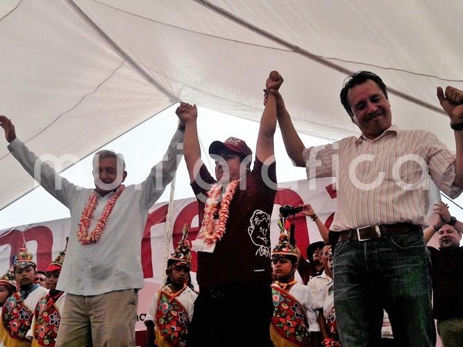 El presidente Nacional del Partido Morena, Andrés Manuel López Obrador, recorriendo la zona Totonaca como parte de su gira, presentando su conferencia sobre la <em>Situación socioeconómica y política de México</em>; acompañado por los diputados federales Cuitláhuac García Jiménez, Norma Hernández y Rocío Nahle. 