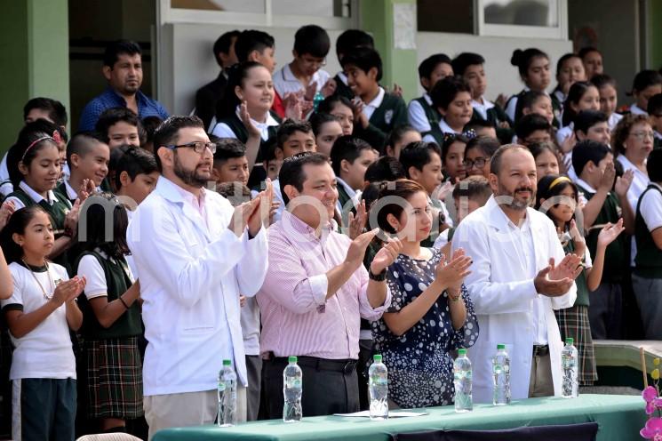 Al asistir al arranque en Xalapa de la Segunda Semana Nacional de Salud, que se llevó a cabo en la Escuela Primaria Abraham Castellanos, el alcalde Américo Zúñiga Martínez señaló que la salud comienza desde la educación y el hogar.
