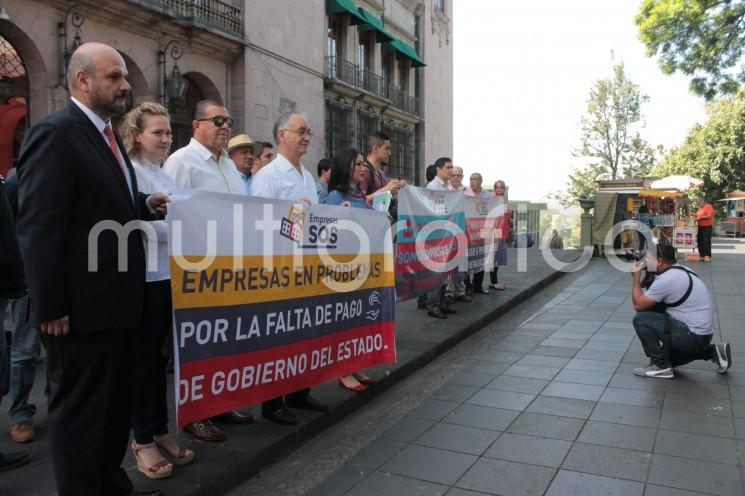 El gobernador está pagando a sus cuates y a nosotros no, declararon empresarios veracruzanos quienes se reunieron a un costado del palacio de gobierno para expresar su inconformidad por la falta de paga de adeudos del gobierno estatal desde la administración pasada. 