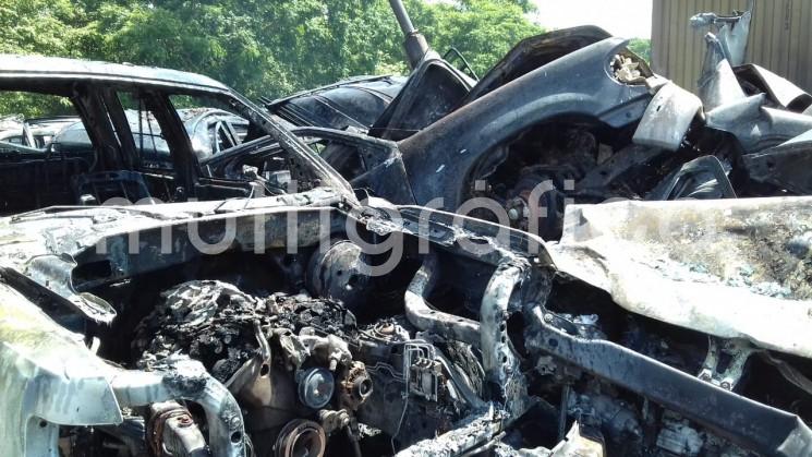 4 personas muertas fue lo que dejó un accidente en la autopista Cosoleacaque-Acayucan, al desengancharse uno de los tanques cargados con sustancia flamable de una pesada unidad con doble remolque, misma que embistió a 6unidades particulares.