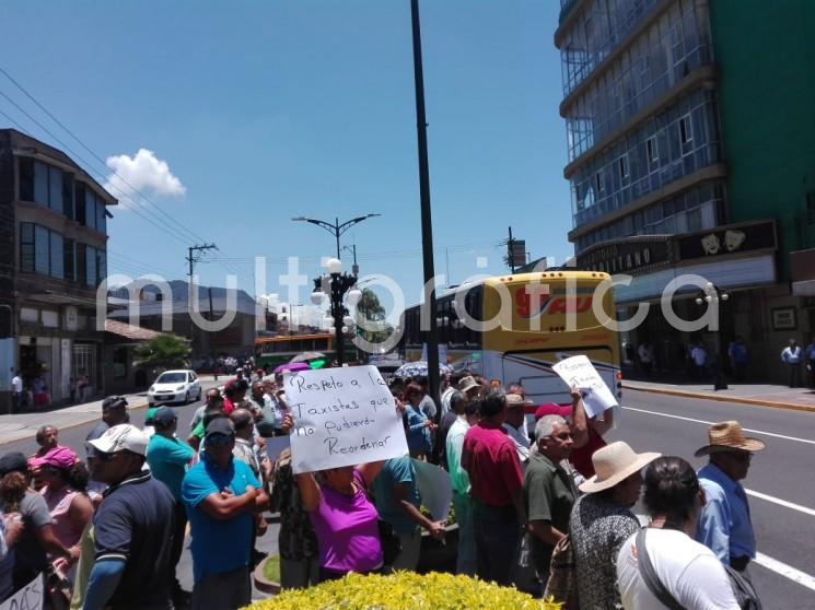 Integrantes de la Coalición de taxistas de la región de Orizaba, marcharon la tarde de hoy, en contra de la amenaza que vertió en días pasados el secretario de Seguridad Pública, quien mencionó que el primero de agosto serán retiradas las unidades que no han entrado al reordenamiento.