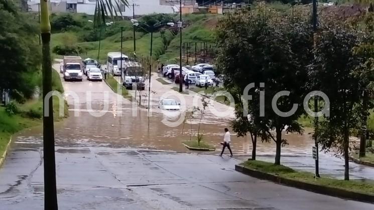 Producto de las lluvias intensas registradas la tarde de este miércoles, con una acumulación de 46.8 milímetros, informes preliminares de la Dirección de Protección Civil de Xalapa registran 17 colonias con encharcamientos e inundaciones