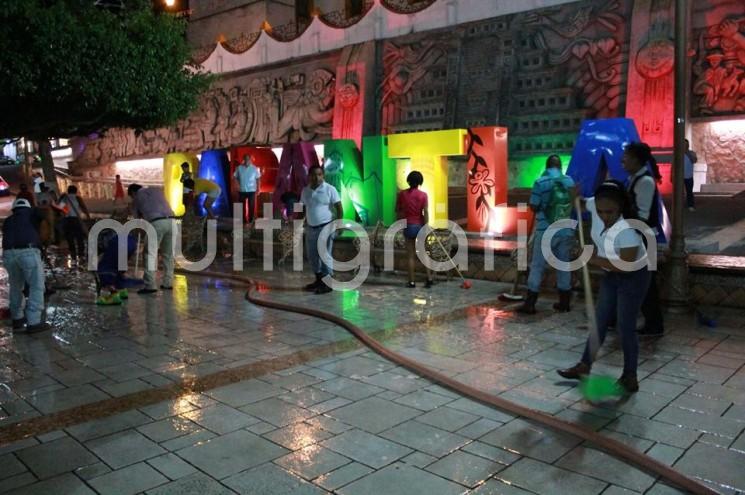 Trabajadores del departamento de Parques y Jardines, limpia pública, así como funcionarios públicos, vendedores ambulantes, y habitantes, participaron en la limpieza del parque Central de Papantla.  