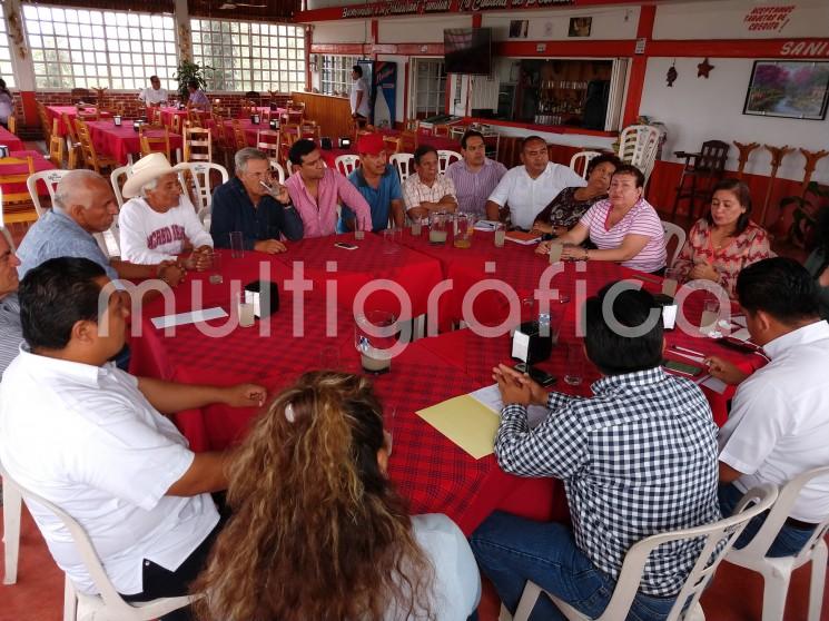 En reunión sostenida entre representantes delos municipios de Paso del Macho, Amatlán y Atoyac, conformados en el comité Pro Ruta Colonial, con un representante de SCT, se informó que este lunes dará inicio la  obra carretera Potrero Viejo-Atoyac.