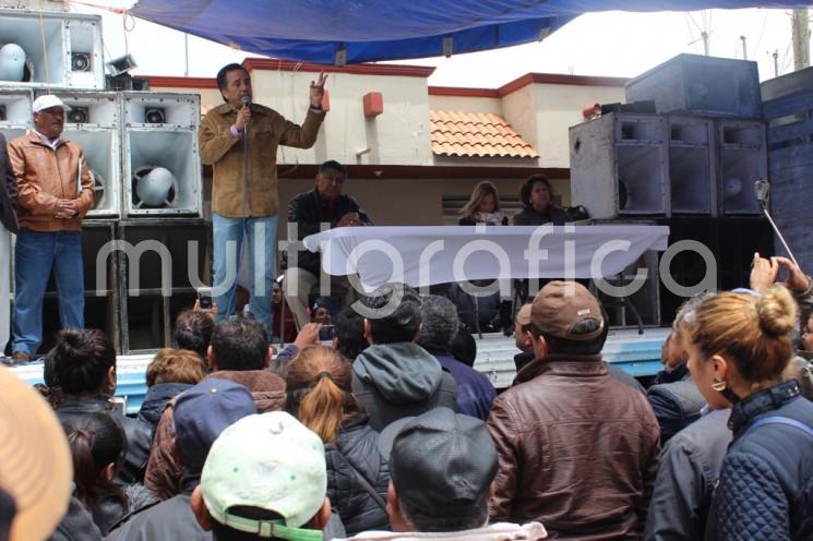 El gobernador electo Cuitláhuac García, Este domingo visitó la comunidad de Los Altos, en el municipio de Ayahualulco, donde refrendó las propuestas que hizo en campaña de atender  las necesidades de ese lugar en los próximos seis años, porque va a lograr un ahorro de 16 mmdp, al eliminar la corrupción y los gastos superfluos que hoy se siguen ejerciendo.