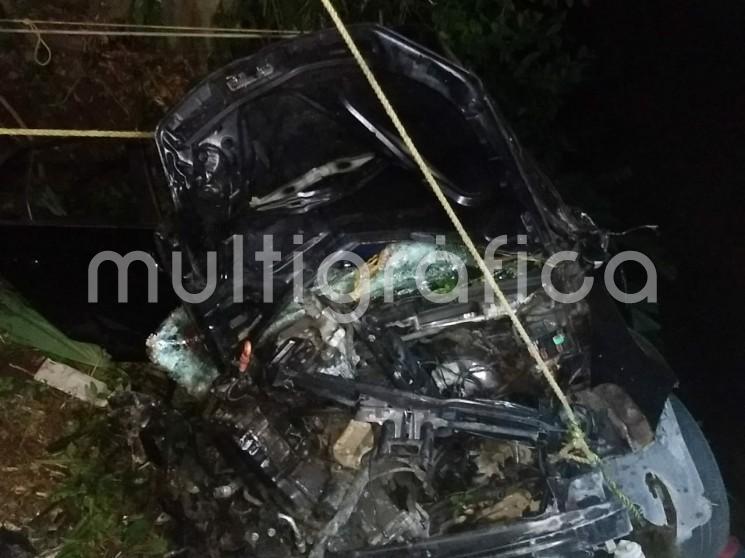 Dos hombres perdieron la vida y una mujer resultó gravemente lesionada  al caer al río  el automóvil en el que viajaban,  la noche de este domingo, a bordo del automóvil Volkswagen tipo Bora a exceso de velocidad sobre la carretera Jamapa - La Matamba.