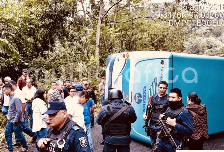 Cortesía Cortesía - Saldo de 16 heridos deja esta tarde la volcadura de un autobús de pasajeros de la línea Excelsior, en el Km 11 de la carretera de Teocelo rumbo a Cosautlán. Afortunadamente sin víctimas fatales. 