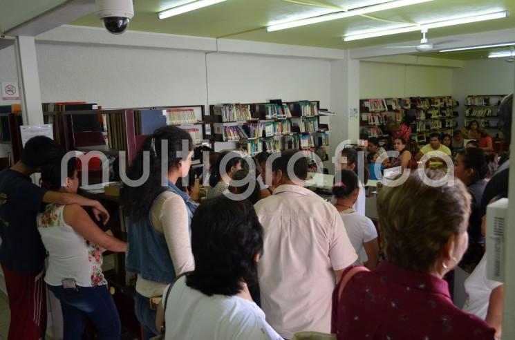 Abarrotan el módulo del INE en Tlapacoyan, este martes y miércoles aún brindarán servicio.
