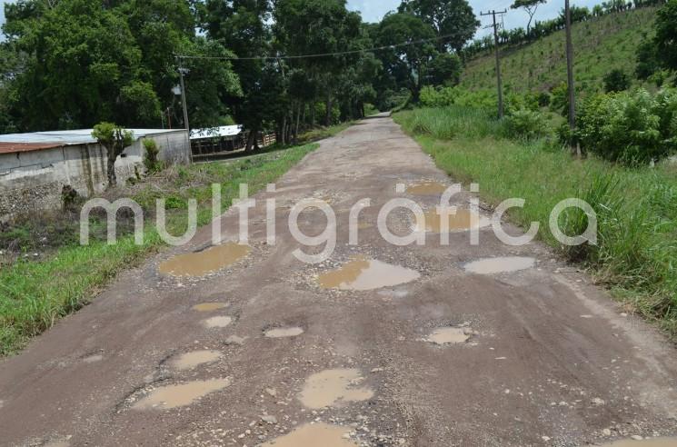 Carretera Paso Real – San José Acateno, en el olvido, ojalá y las próximas administraciones estatales atiendan esta vía de comunicación.
