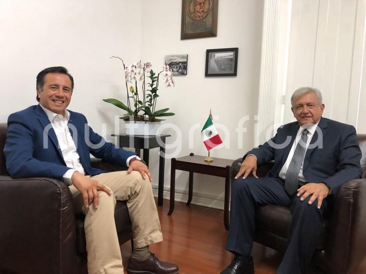 López Obrador y Cuitláhuac García se reunieron en oficina de transición del presidente electo;acordaron atender de forma prioritaria la inseguridad y la extrema pobreza en Veracruz; además de 20 mil becas a universitarios y 150 mil beca-trabajo; generación de 100 mil empleos en el programa de reforestación y 60 mil becas para discapacitados. 