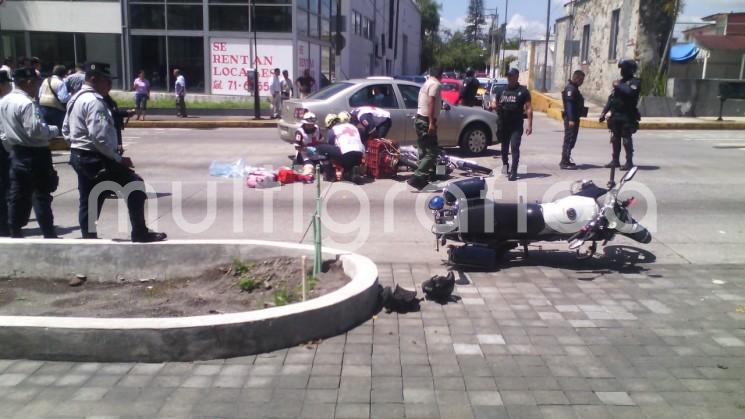 Tras la persecución, los presuntos maleantes chocaron contra un vehículo y dos motocicletas, dejando a dos personas heridas, las cuales fueron auxiliadas por paramédicos de la Cruz Roja.  