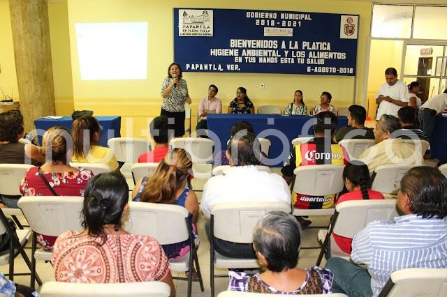 A partir del mes de Septiembre, se endurecerán las medidas previstas en el Reglamento de Salud vigente en el municipio, por lo que comerciantes ambulantes recibieron la segunda de tres pláticas de higiene, esto para mejorar las condiciones de salubridad en las que operan.