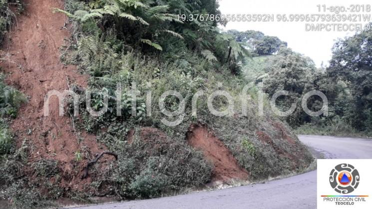  El alcalde de Teocelo, Mario Chama, reportó que se encuentran rehabilitadas las cinco carreteras que fueron afectadas por deslaves ocurridos debido a la tormenta eléctrica que se registró la tarde de este viernes; esto, gracias a la pronta respuesta de los equipos de protección civil y de seguridad pública municipal. 