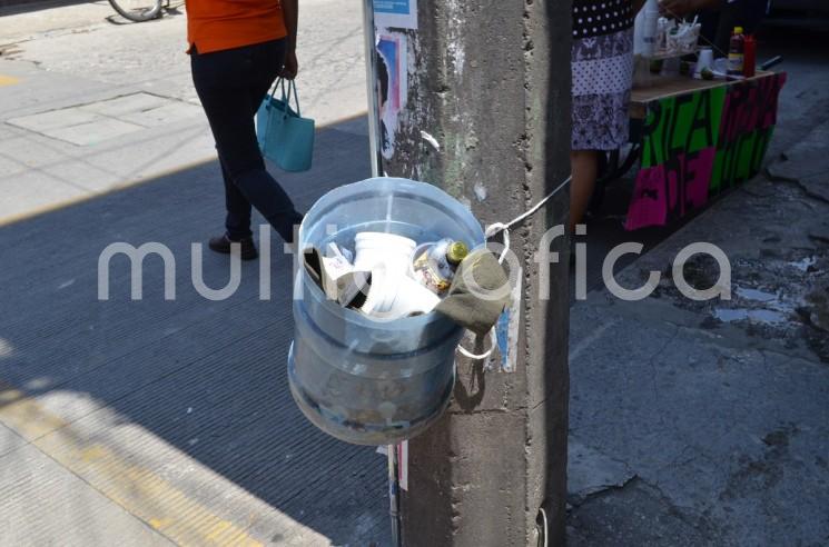 En Tlapacoyan la población está haciendo mal uso de contenedores de basura que fueron colocados en la zona centro por bachilleres, para crear la cultura de no depositar basura en la calle. Pero irresponsablemente hay quienes depositan ahí desechos de sus domicilios. 
