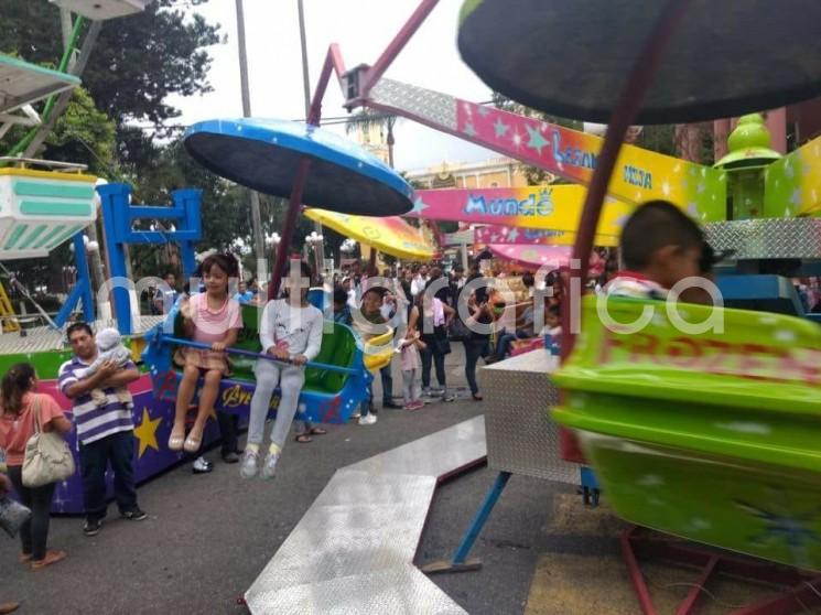  Como parte del cierre de actividades de la Fiesta Patronal de Teocelo, en Honor a la Asunción de Nuestra Señora, el alcalde de Teocelo, Mario Antonio Chama Díaz junto con la Presidenta del DIF Municipal, Mara Chama Villa, gestionaron que el domingo 19 de agosto, más de mil niñas y niños teocelanos, pudieran disfrutar gratuitamente de juegos mecánicos instalados en el centro histórico de este muncipio. 