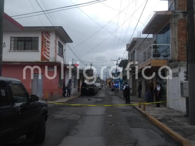 Un hombre fue ejecutado la tarde de este martes, en la avenida oriente 22 esquina sur 15 de la colonia Francisco Ferrer Guardia, en Orizaba, cuando llegó a donde se vela, al sujeto muerto la noche del lunes afuera de la Inspección de Policía a manos de dos sicarios que igual se enfrentaron a la Policía y murieron. 