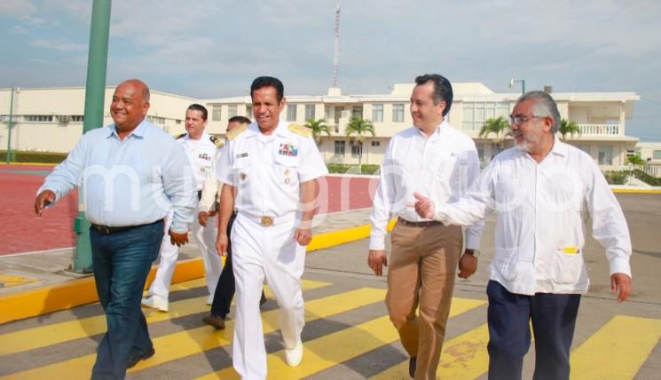 El gobernador electo de Veracruz, Cuitláhuac García Jiménez, recorrió el Buque de Guerra Anfibia Papaloapan de la Armada de México, atracado en el puerto de Tuxpan.