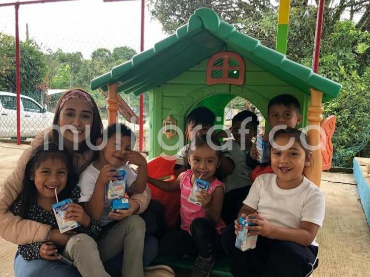  La presidenta del DIF Municipal de Teocelo, Mara Chama Villa, inició el nuevo ciclo escolar 2018 - 2019, visitando kínders y escuelas primarias para hacer entrega de cientos de desayunos escolares a niñas y niños teocelanos.  