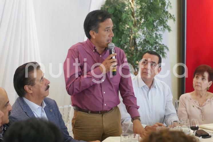 El gobernador electo, Cuitláhuac García Jiménez, platicó sobre el plan para resolver el problema de movilidad de Xalapa, lanzará una convocatoria para que con capital mixto se pueda poner en funcionamiento un tren ligero, que atraviese la ciudad y resuelva el problema diario de circulación.