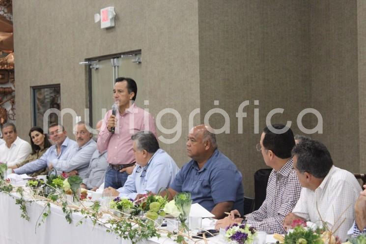 El gobernador electo de Veracruz, Cuitláhuac García Jiménez se reunió con la Asociación de Industriales del Estado de Veracruz (AIEVAC), y anunció que una de las acciones inmediatas será gestionar el retiro de las casetas de Fortín y La Antigua. 