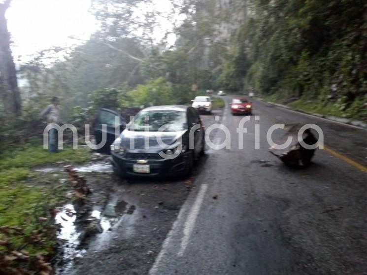 La tarde de este sábado, derivado del reblandecimiento del suelo de la cima del cantil de la barranca de Matlacobatl por las lluvias típicas de la temporada, se desprendió una roca de gran tamaño cerca del puente vehicular, que alcanzó a impactar a un vehículo particular que circulaba hacia la ciudad de Xalapa. Afortunadamente solo hubo daños materiales. 