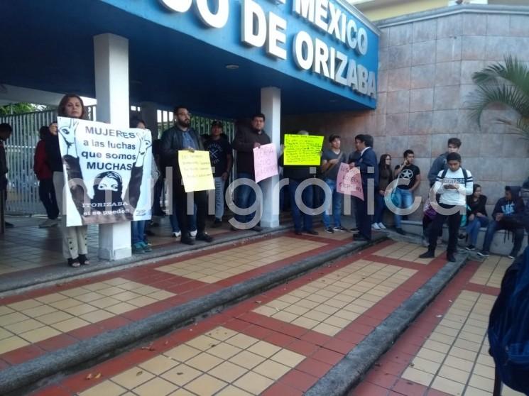 Desde la 7 horas, trabajadores sindicalizados del Instituto Tecnológico de Orizaba, iniciaron un paro de brazos caídos indefinido, hasta que se destituya a Rogelio García Camacho, director de esta institución.