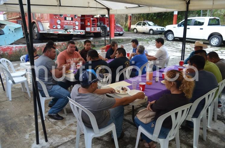 Bomberos de Tlapacoyan esperan el respaldo de la población para generar recursos.

