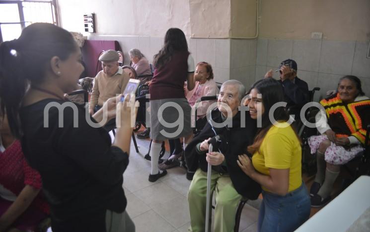 Algunos voluntarios, entre estos alumnos del Colegio Preparatorio de Xalapa Vespertino, acudieron este día a festejar a los ancianitos.