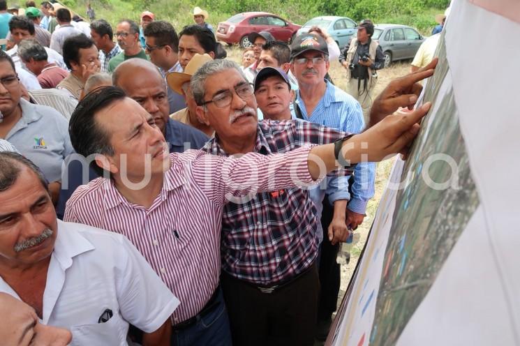 El gobernador electo, Cuitláhuac García Jiménez, propuso la integración de un comité que realice un dictamen técnico de los daños que provocará la construcción de 4 km de terraplén en la congregación Paso Largo, por la construcción de la autopista Poza Rica-Cardel.