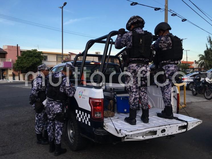 Elementos de la Policía Naval lograron la detención de un marino que se encontraba de civil, pues momentos antes con su pistola de cargo  habría asaltado el AutoZone ubicado en la esquina de la calle Carmen Pérez y la avenida Cuauhtémoc del fraccionamiento Los Pinos de Veracruz, Ver., la tarde del martes.