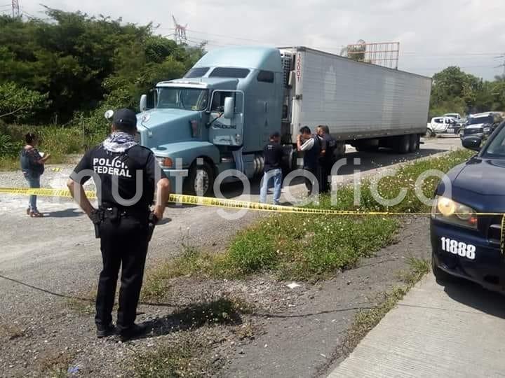 El cuerpo sin vida de una persona fue  hallado este domingo en Ixtaczoquitlán dentro de un tráiler, el cual se encontraba aparcado a un costado de la carretera. Se desconocen la causas del deceso de esta persona o si se trató de un homicidio.