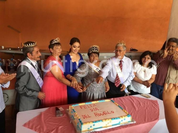 Posterior a la coronación, los abuelitos pudieron disfrutar de música de una danzonera y un ameno convivio.