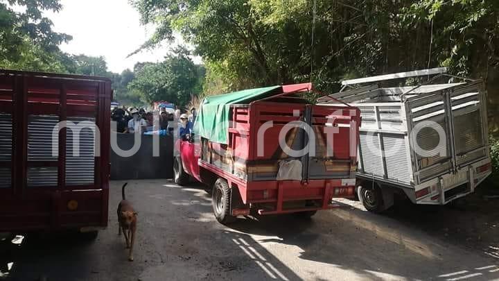 Ante la ola de inseguridad y la falta de respuesta por parte de las autoridades correspondientes; vecinos de la comunidad de Insurgentes Socialistas, perteneciente a este municipio y colindante con el Estado de Puebla; tomaron medidas hasta cierto punto extremas como son la colocación de barricadas y armarse con palos para defender a la población.