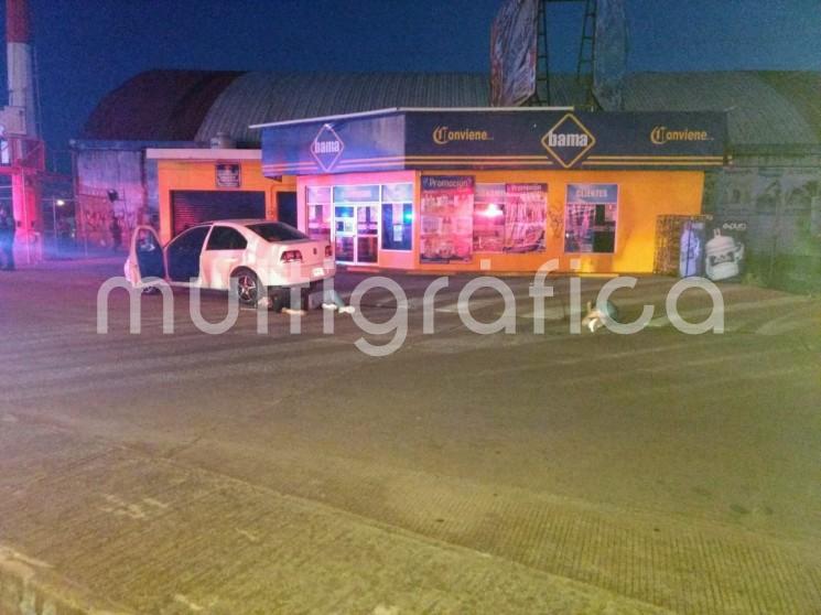 En Coatzacoalcos una pareja fue asesinada por sujetos armados que les dieron alcance en otro vehículo, cuando circulaban sobre el boulevard a Las Barrilas esquina con boulevard Los Olmecas del fraccionamiento Ciudad Olmeca, de esa ciudad.  