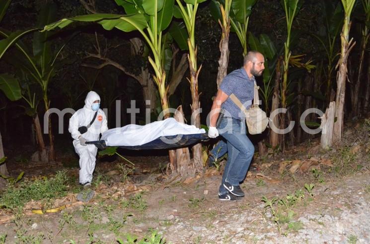  La tarde noche del sábado se dio un macabro hallazgo en una parcela que se ubica un costado del camino que conduce hacia Río Sordo, en el municipio de Tlapacoyan, con la localización de un cadáver en estado de descomposición. 