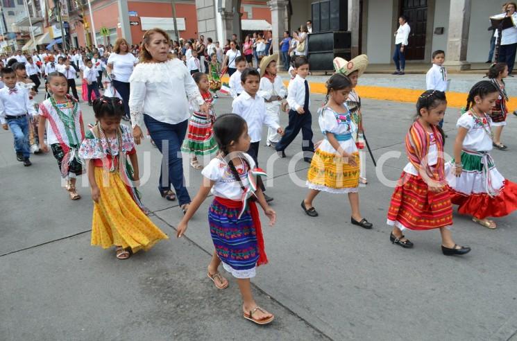 22 escuelas desfilaron en Tlapacoyan, en el festejo del 208 aniversario del inicio de la independencia de México.
