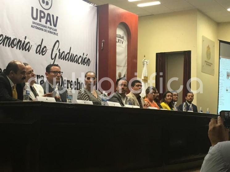 A 52 egresados de la Facultad de Derecho de la Universidad Autónoma de Veracruz (UPAV), el gobernador electo, Cuitláhuac García Jiménez les hizo un reconocimiento por el extraordinario esfuerzo y dedicación que realizaron para culminar sus estudios profesionales.