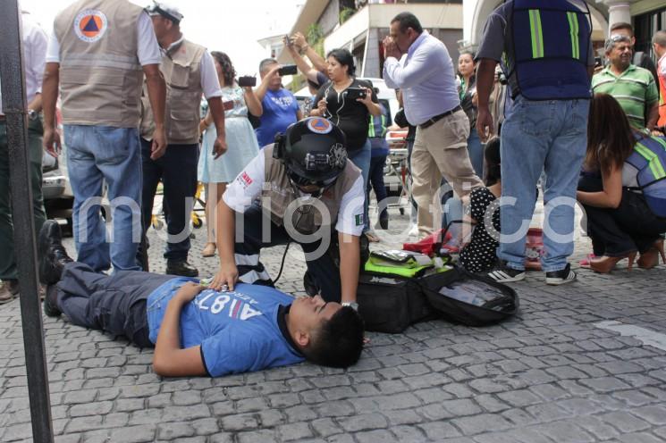 Con la finalidad de promover la cultura de la autoprotección y recordar los hechos trágicos provocados por los sismos del 19 de septiembre de 1985 y 2017, personal de la Dirección de Protección Civil (PC) de Xalapa realizó un simulacro ante una eventualidad de emergencia, en el que participaron más de 400 funcionarios y empleados que se encontraban en el Palacio Municipal.  