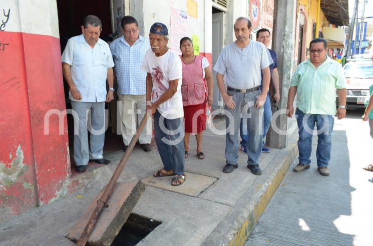 Drenaje sanitario afecta a vecina de la zona centro de Tlapacoyan, esto debido a que dejaron una obra de mala calidad.
