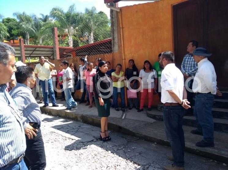 Habitantes de la comunidad de Baxtla, perteneciende al municipio de Teocelo, Veracruz, detuvieron a personal de la SCT Veracruz, quienes intentaron introducir una máquina motoconformadora para simular trabajos de rehabilitación del camino Teocelo - Baxtla, ante el aviso de que serán tomadas las instalaciones de la SCT Veracruz el próximo lunes