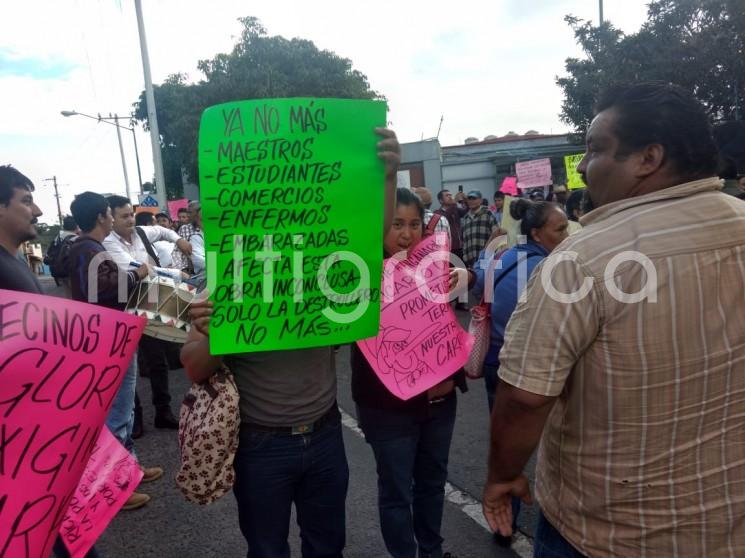 Esto como parte de sus manifestaciones en exigencia a las autoridades de la SCT Veracruz, para que se retomen los trabajos de reconstrucción de la obra de la carretera Teocelo - Baxtla, misma que fue iniciada hace año tres meses, para después quedar abandonada inexplicablemente.  