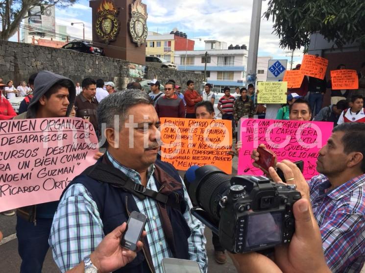 El alcalde de Teocelo, Mario Chama Díaz, acompaña a sus paisanos que exigen al delegado de la SCT Veracruz, Ing. Ricardo Ortiz se retomen los trabajos de reconstrucción de la obra de la carretera Teocelo - Baxtla, misma que fue iniciada hace 1 año 3 meses, y abandonaron inexplicablemente.