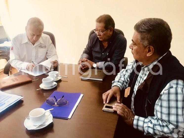 Autoridades del Centro SCT Veracruz, encabezados por el subdirector de obras Ing. José Carlos Valdez Serrano, atendieron al presidente municipal de Teocelo, Mario Antonio Chama Díaz, junto con manifestantes de la comunidad de Baxtla, perteneciente al municipio de Teocelo, y de las comunidades de Piedra Parada y Las Lomas, pertenecientes al municipio de Cosautlán de Carvajal, Veracruz, quienes exigieron la reanudación de reconstrucción de la carretera Teocelo- Baxtla.  