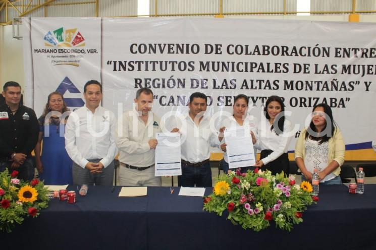 Representantes de la Cámara Nacional de Comercio Servicios y Turismo de Orizaba, signaron  convenio de colaboración con los Institutos Municipales de la Mujer en la región de las Altas Montañas, con el objeto de desarrollar acciones y estrategias que fortalezcan al comercio organizado de Orizaba y la región.