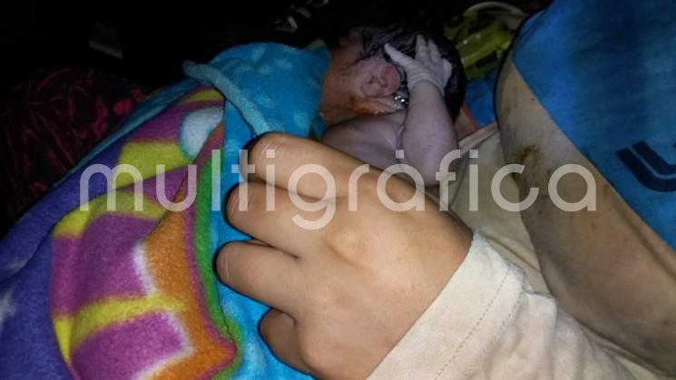 La madrugada de este viernes, una joven dio a luz a su bebé en el puente peatonal que cruza la carretera Veracruz- Cardel; elementos de la Policía Estatal la auxiliaron y llevaron al hospital.