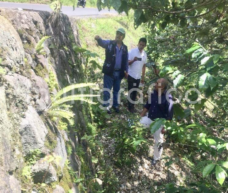 El alcalde de Teocelo, Mario Antonio Chama Díaz junto con el Ing. Eliseo Chong e Ing. Efrén López Blanco, de la SIOP Veracruz, recorrieron la carretera Teocelo - Texin - Cosautlán para elaborar el dictamen técnico y jurídico, con el fin de realizar la planeación y proyecto de los trabajos para la rehabilitación de esta carretera.  