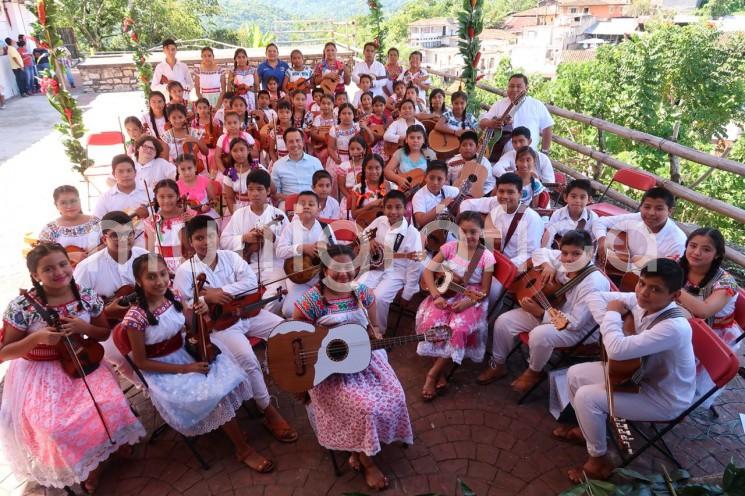 Durante su visita a Zozocolco, el gobernador electo de Veracruz, Cuitláhuac García, reiteró su compromiso demantener di´logo con todos los alcaldes veracruzanos, para trabajar en coordinación los tres niveles de gobierno. Ante integrantes del Ensamble huasteco comunitario Cántaros de sol, integrado por niños y jóvenes de este municipio, ofreció apoyo al talento artístico veracruzano.